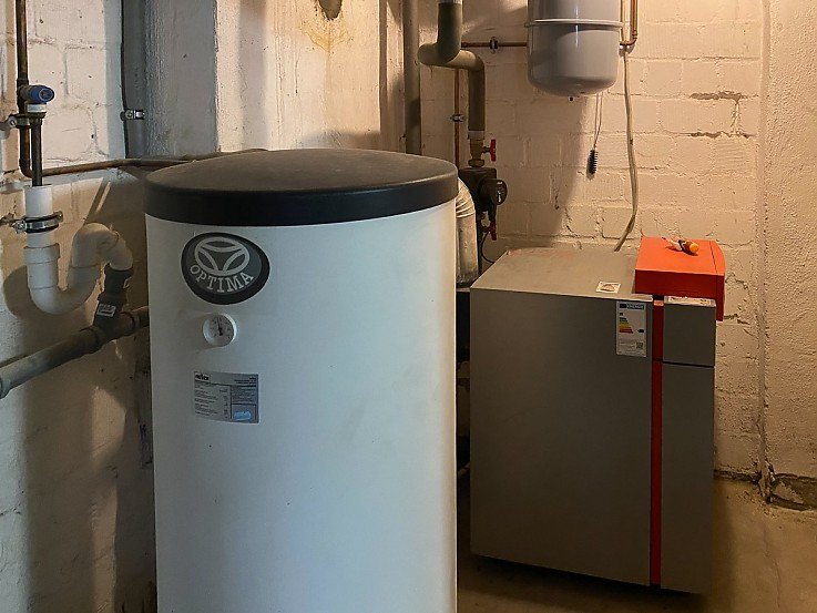 alte Gasheizung mit separater Warmwasserheizung