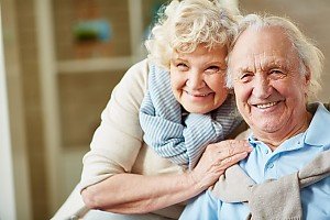�lteres Ehepaar freut sich �ber den guten Verkaufspreis