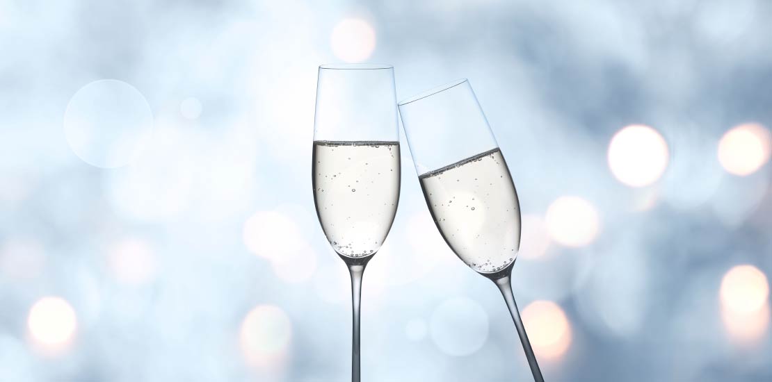 Ansto�en mit zwei Sektkelchen
