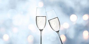 Ansto�en mit zwei Sektkelchen