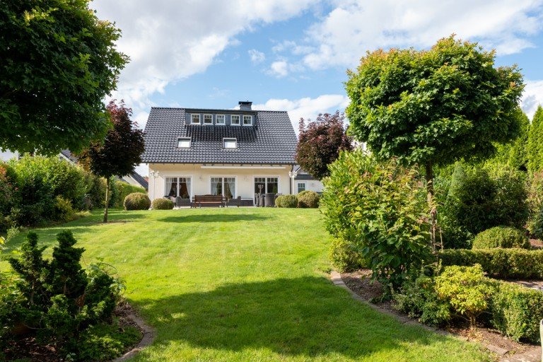 Ansicht Gartenseite Fr�ndenberg Einfamilienhaus Platz-Angst - k�nnen Sie hier vergessen! XXXL- Wohngef�hl