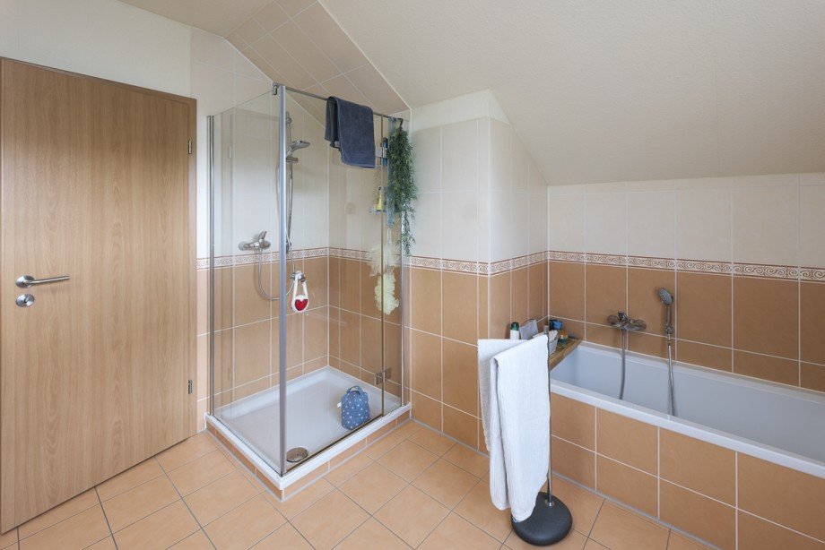 Tageslichtbad mit Wanne und Dusche, DG Einfamilienhaus Fr�ndenberg Fr�mern