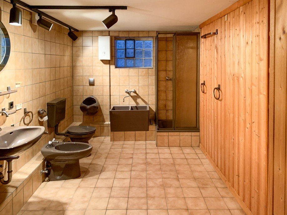 Bad im Keller Reihenendhaus Fr�ndenberg