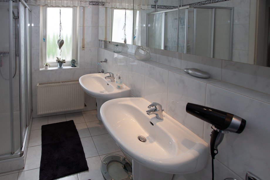 Tageslichtbad mit Wanne und Dusche Etagenwohnung Fr�ndenberg-Hohenheide