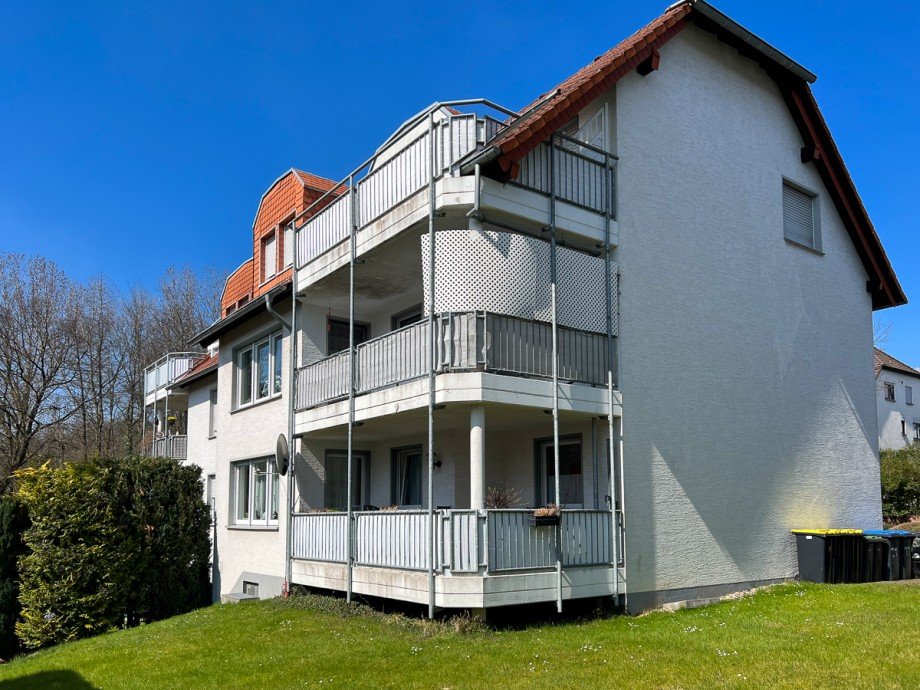 01 R�ckseite - S�dseite mit Balkonen Etagenwohnung Fr�ndenberg Hirschberg