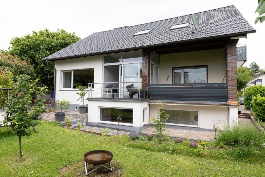 Gartenseite - Wintergarten-Balkon-Terrasse ELW Einfamilienhaus Menden Lendringsen