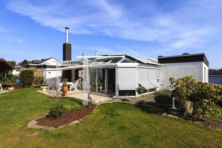 R�ckseite mit Garten Bungalow Fr�ndenberg-Ardey