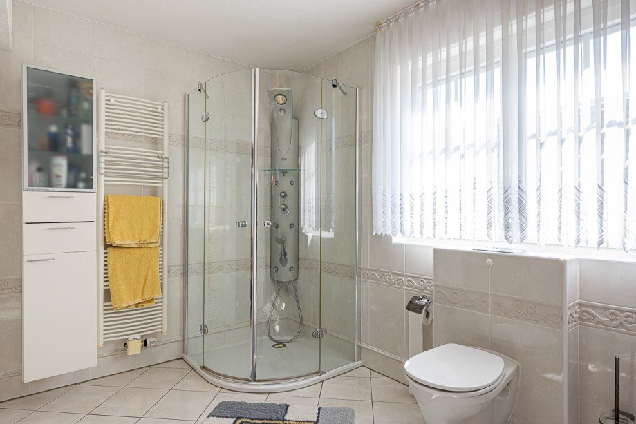 Tageslichtbad mit Wanne und Dusche Einfamilienhaus Fr�ndenberg