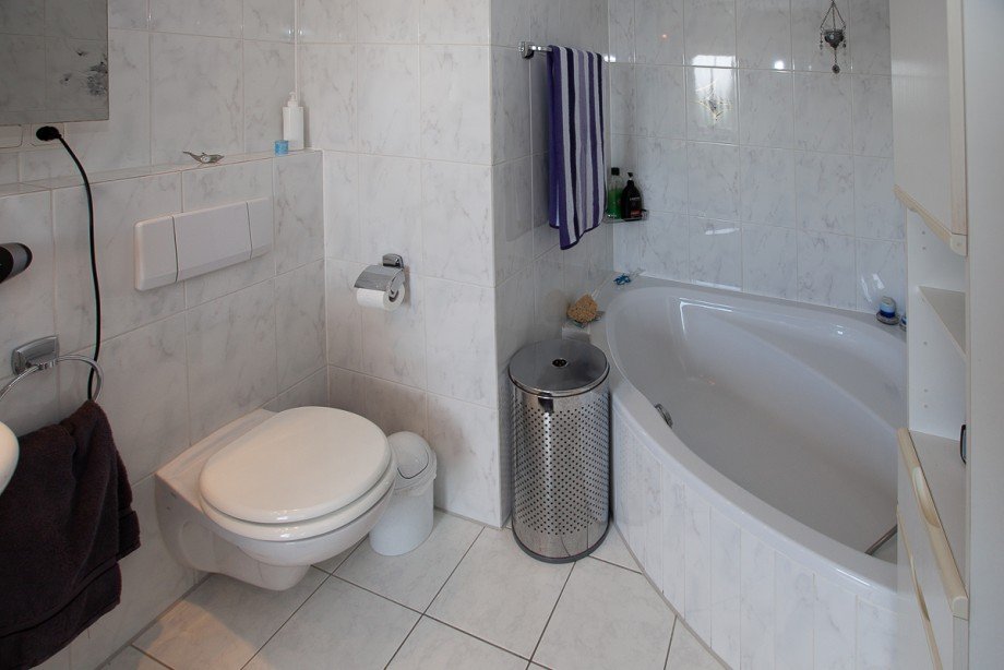 Tageslichtbad mit Wanne und Dusche Etagenwohnung Fr�ndenberg-Hohenheide