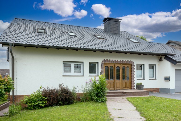 Zugang zum Haus - rechts Garage u 2 Stellpl�tze Menden Lendringsen Einfamilienhaus Perfekt modernisiert: Einfamilienhaus mit Einliegerwohnung auf 205 m�