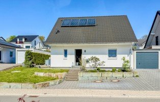 Hauptbild Einfamilienhaus KfW 55 mit Garten und Garage
