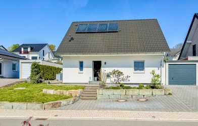 Hauptbild Einfamilienhaus KfW 55 mit Garten und Garage