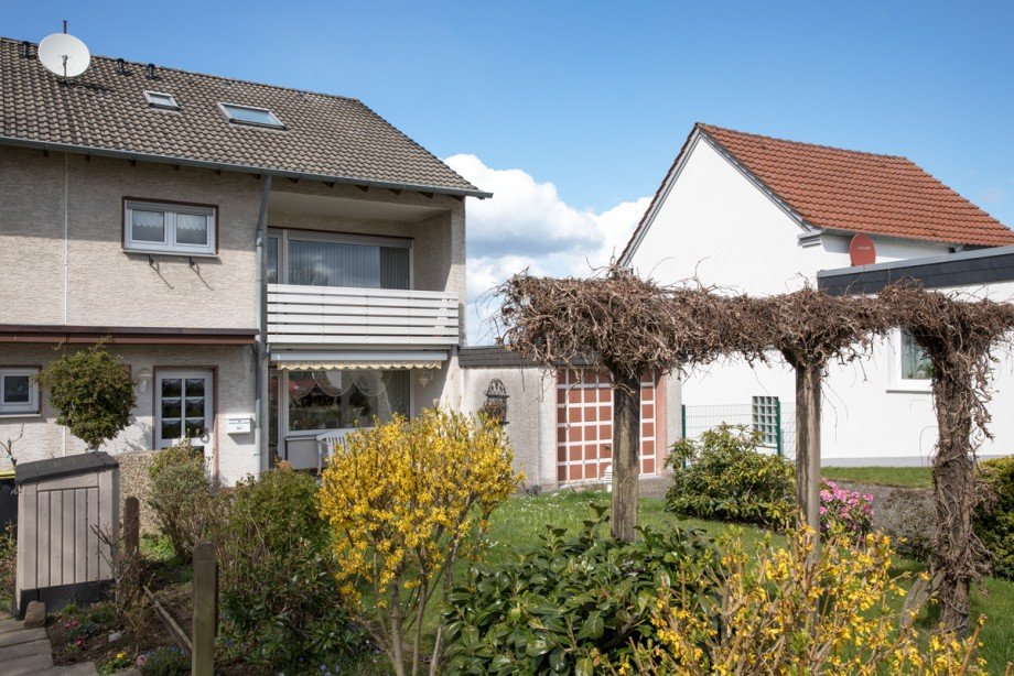 Seitenansicht Frontseite mit Garten Reihenendhaus Fr�ndenberg-Hohenheide