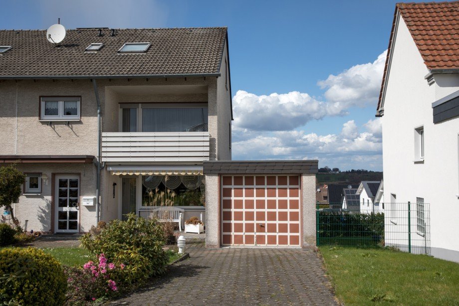 Zufahrt zur Garage und Stellpl�tze davor Reihenendhaus Fr�ndenberg-Hohenheide