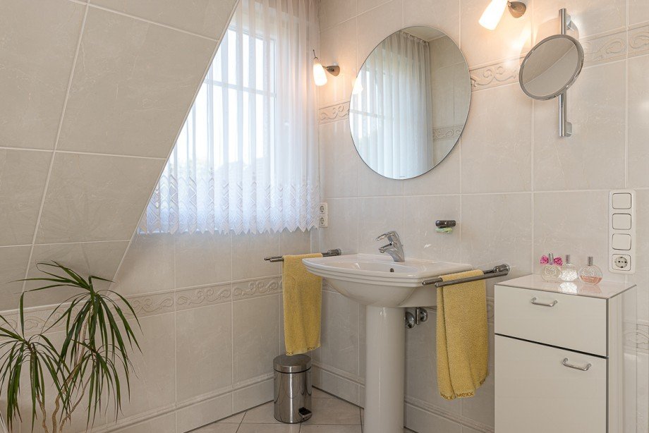 Tageslichtbad mit Wanne und Dusche Einfamilienhaus Fr�ndenberg