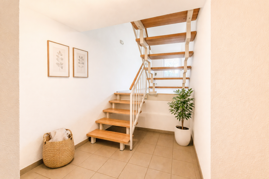 Flur-Treppe Keller-Erdgeschoss Doppelhaush�lfte Fr�ndenberg