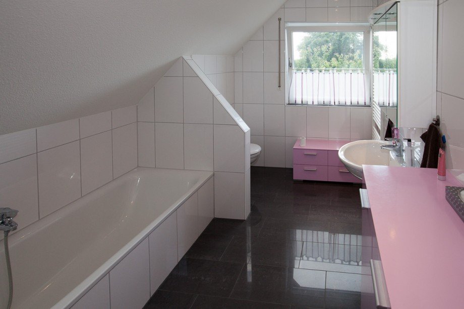 Tageslichtbad mit Wanne und Dusche Dachgeschosswohnung Menden-Schwitten