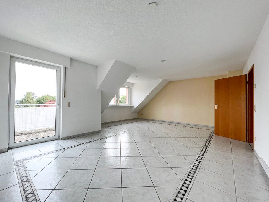 03 Wohnzimmer �bersicht mit Weitwinkel Etagenwohnung Fr�ndenberg Hirschberg