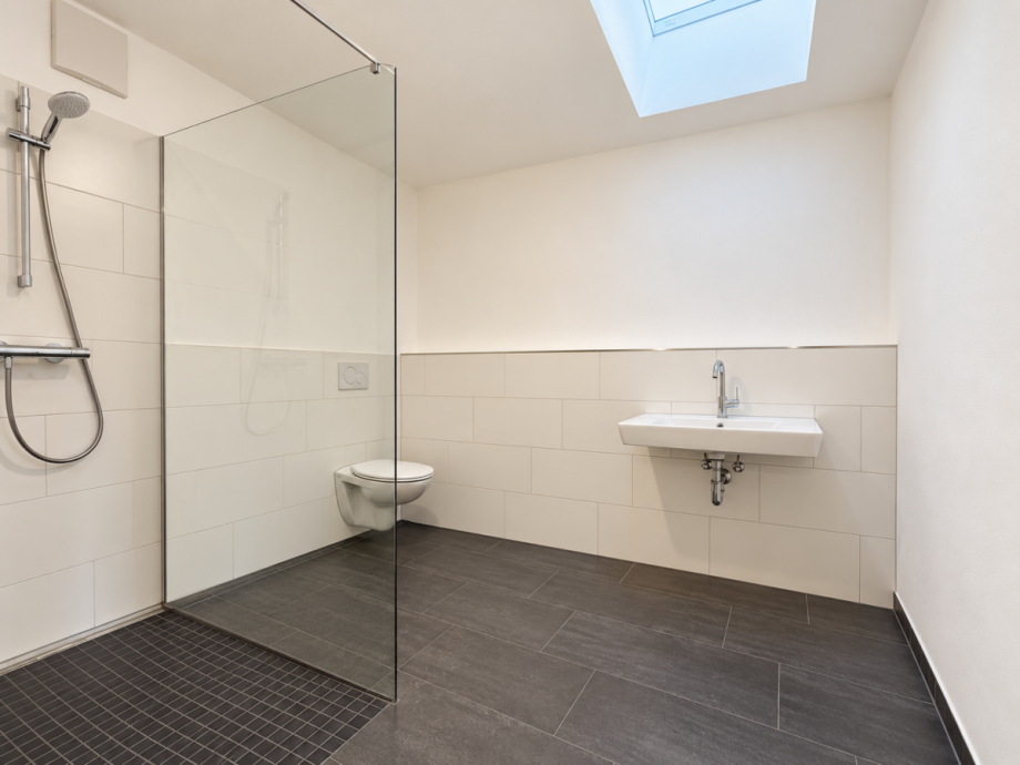 Modernes Tageslichtbad mit bodengleicher Dusche Wohnung Fr�ndenberg- Stadt