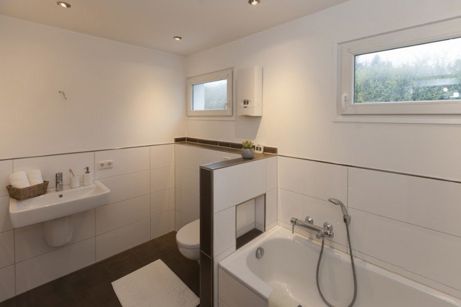 Tageslichtbad mit Wanne und Dusche Erdgeschosswohnung Fr�ndenberg