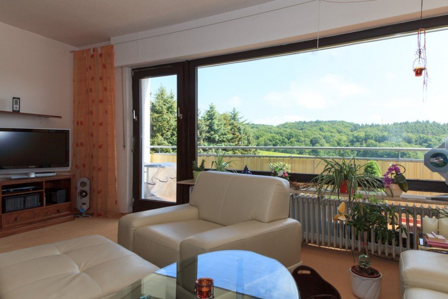 05 Wohnzimmeer mit Loggia Etagenwohnung Fr�ndenberg