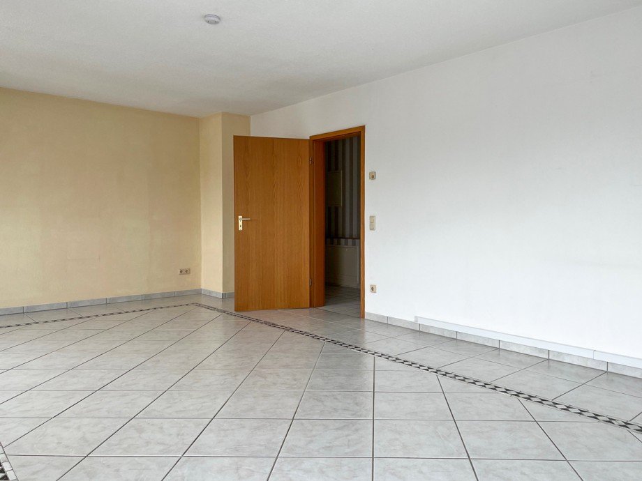 04 Wohnzimmer Richtung Flur Etagenwohnung Fr�ndenberg Hirschberg