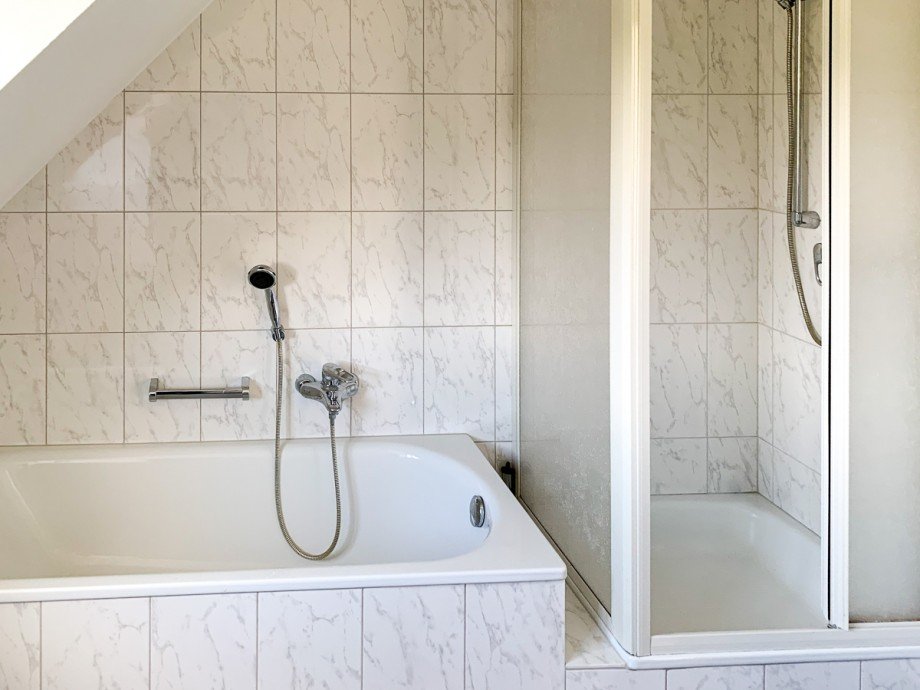 Bad mit Wanne und Dusche Doppelhaush�lfte Fr�ndenberg-Warmen