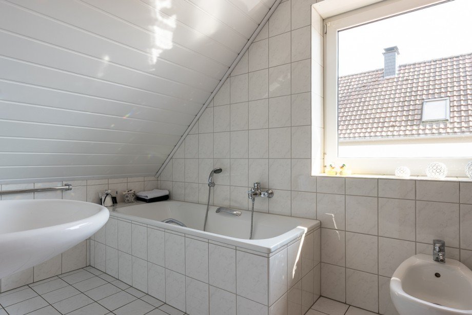 Tageslicht Bad mit Wanne und Dusche Einfamilienhaus Fr�ndenberg Hohenheide