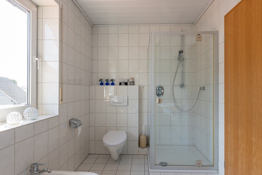 Tageslicht Bad mit Wanne und Dusche Einfamilienhaus Fr�ndenberg Hohenheide