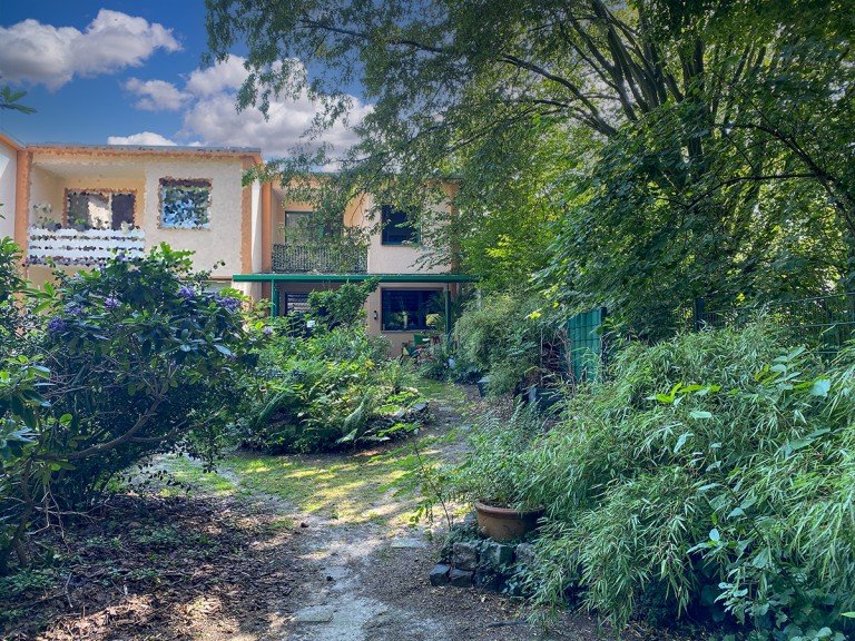 R�ckseite - Garten Unna Haus Idyllisches Reihenendhaus mit wildem Garten in zweigeschossiger Massivbauweise