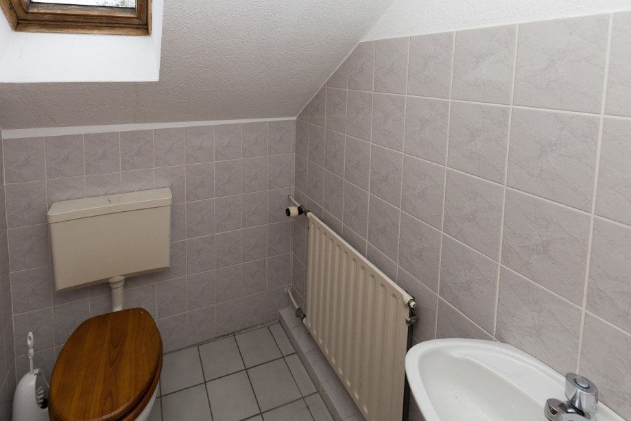 13 G�ste WC Dachgeschosswohnung Fr�ndenberg Hirschberg