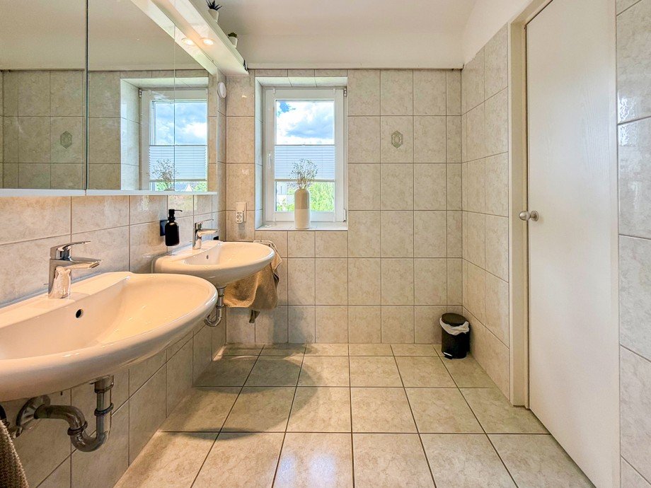 Zweites Badezimmer mit Doppelwaschtisch Wohnung Fr�ndenberg