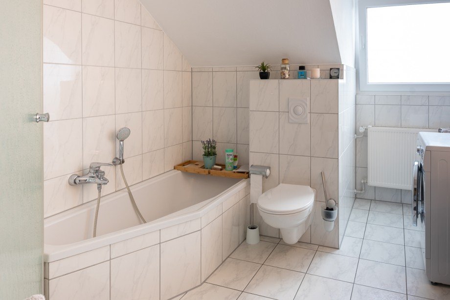 Tageslichtbad mit Badewanne und separater Dusche Dachgeschosswohnung Fr�ndenberg-Ardey